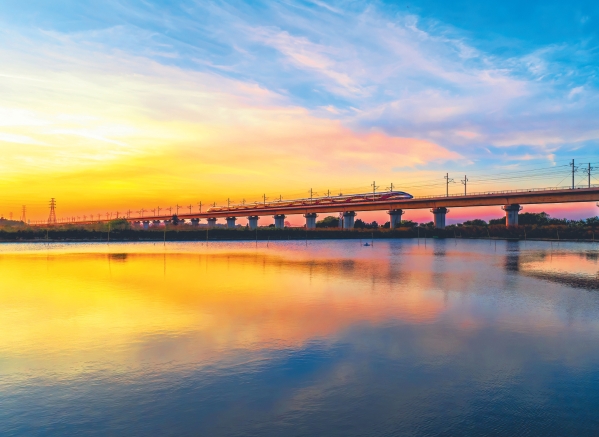 列车驶过汕汕高铁鳌江特大桥 (2)_副本