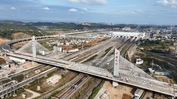 九江快速路跨庐山站转体斜拉桥顺利合龙-航拍1_副本