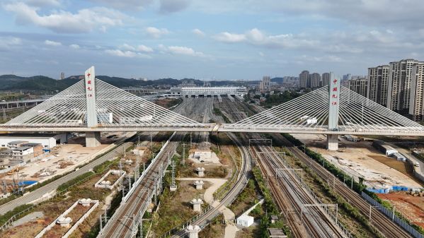 九江快速路跨庐山站转体斜拉桥顺利合龙-航拍2_副本