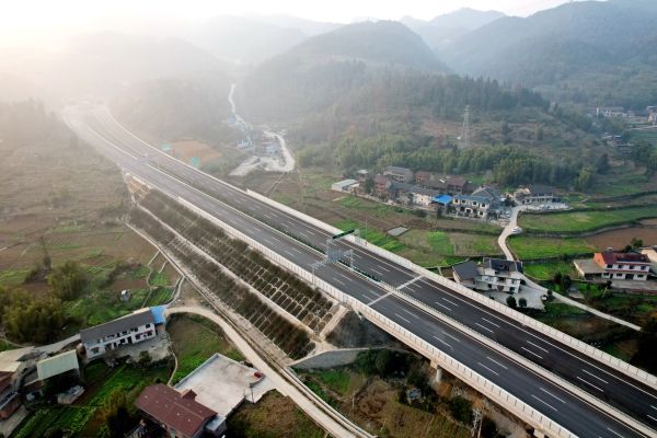 中铁四局六公司承建的重庆渝湘复线高速公路巴南至武隆段建成通车，图为路基标准段。（向宦 摄）