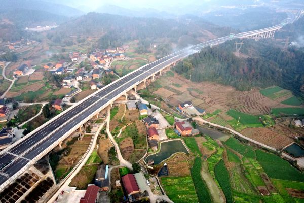中铁四局六公司承建的重庆渝湘复线高速公路巴南至武隆段建成通车，图为徐家坝大桥。（向宦 摄）