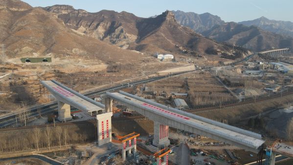 沿太行高速上跨焦柳铁路立交桥双幅同步转体成功1