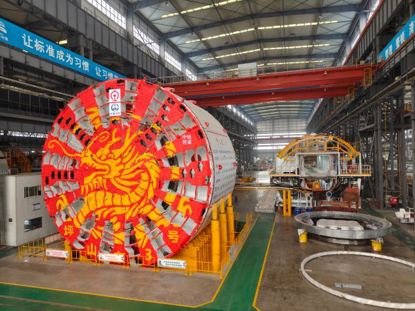 中铁装备超大直径泥水平衡盾构机“坪山东3号”下线