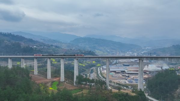 3月9日，检测列车行驶在渝厦高铁重庆段（王子榕  摄)  (1)