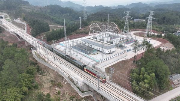 3月10日，检测列车行驶通过中国中铁电气化局承建的大观牵引变电所（王子榕  摄)