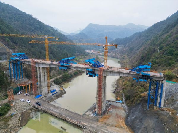 中铁十局五公司  衢丽铁路Ⅲ标项目部宣平溪大桥连续梁顺利合龙