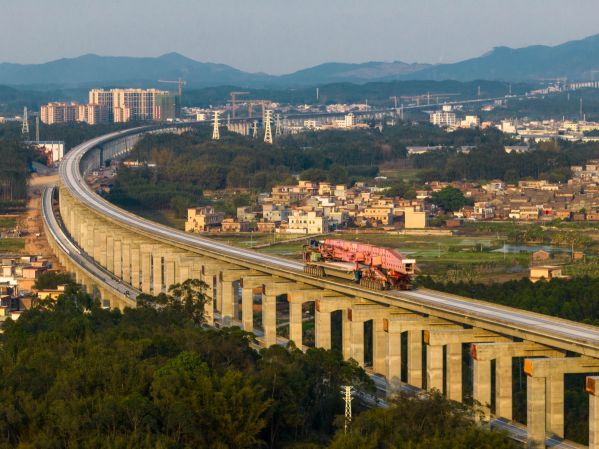 建设中的广湛高铁跨宋隆河特大桥