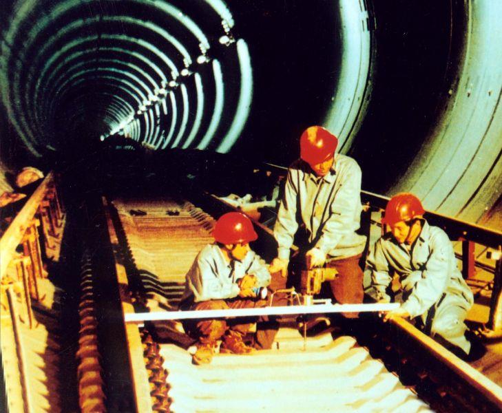 1、1985年，华海公司的前身来到上海，独立承担了上海地铁试验段的建设