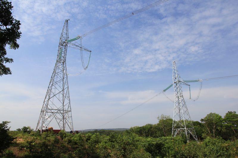 超高压直流输电线路新建与原有线路转角塔施工完成。