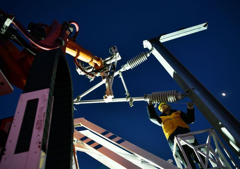 图为腕臂安装车在现场进行安装。赵萌摄影