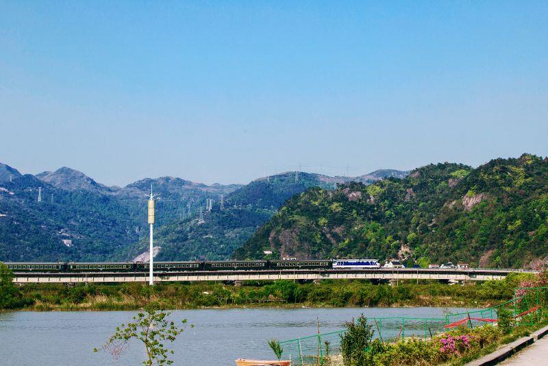 乐清湾铁路上飞驰的列车