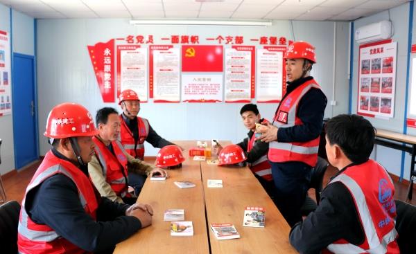 中铁建工即墨中心城项目，工友们在轮流讲述连环画故事