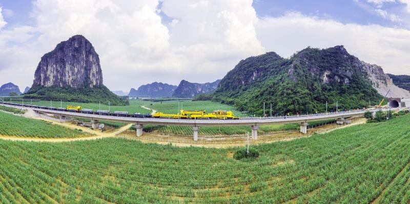 铺轨现场航拍。-吴芝滨-摄