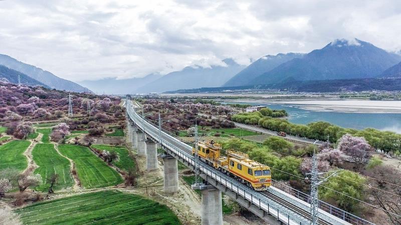 中国中铁电气化局技术人员对拉林铁路接触网进行冷滑试验。2021年4月26日，拉林铁路全线接触网送电成功，线路电气化建设基本完成，预计6月底可开通运营。