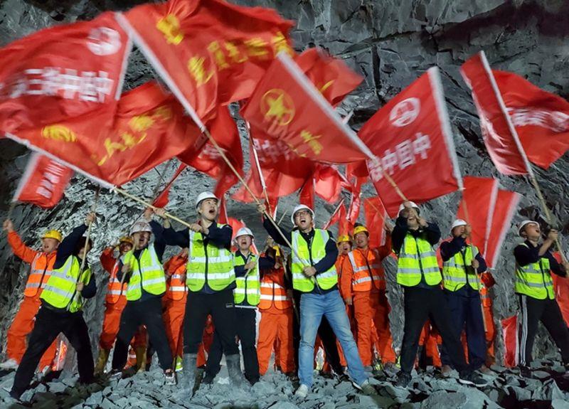 静兴高速公路大万山特长隧道左洞胜利贯通2