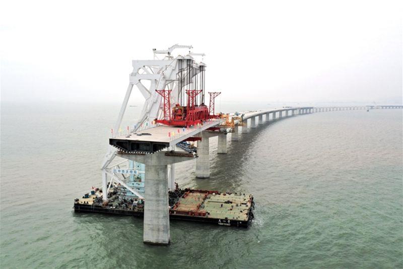 海上运架梁专用起重船“天一号”正在架设深中通道第100片箱梁（摄影：薛壮）_副本