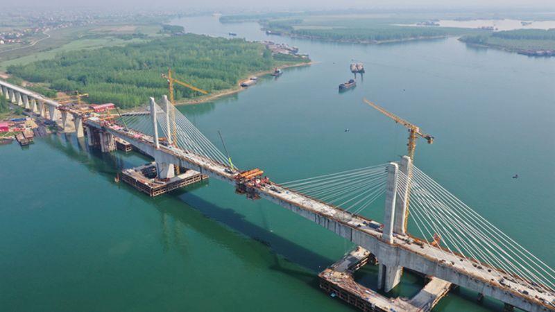 图为沅江特大桥主跨合龙