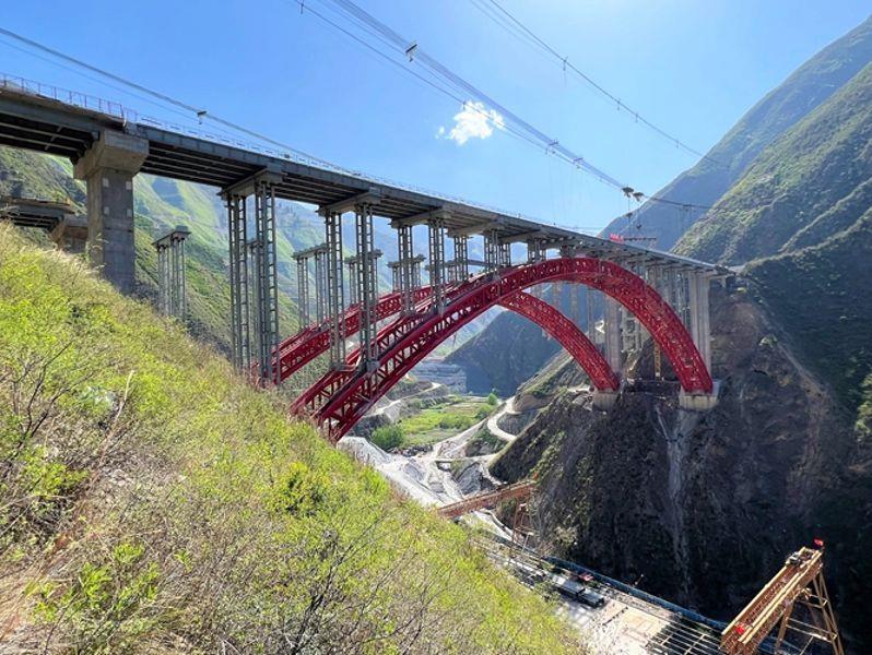 图为武九高速尖山沟大桥右幅主桥钢梁合龙