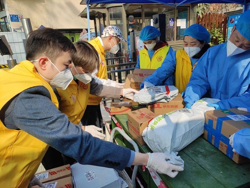 中铁二局青年协助社区对生活物资进行分类