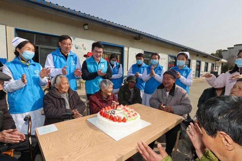 中铁四局四公司青年志愿服务队在合肥市瑶海区磨店乡九久夕阳红敬老院内为20余位老人过集体生日