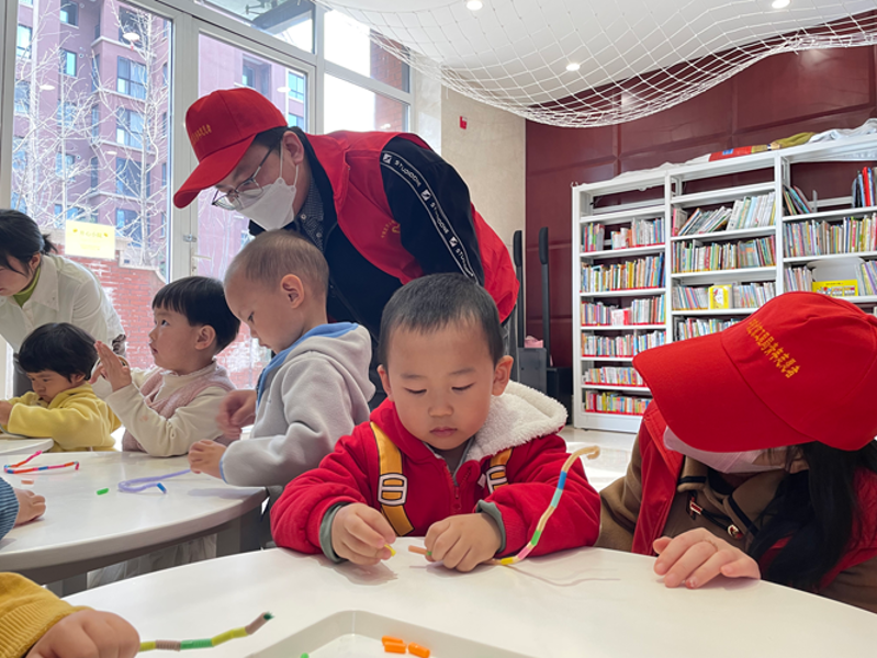 中铁北京工程局一公司团员青年与小朋友们一起做益智小游戏