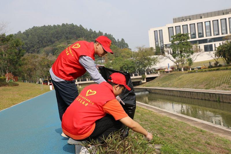 中铁广州局港航公司团委组织青年志愿者走上绿道，清理烟蒂、饮料瓶等垃圾