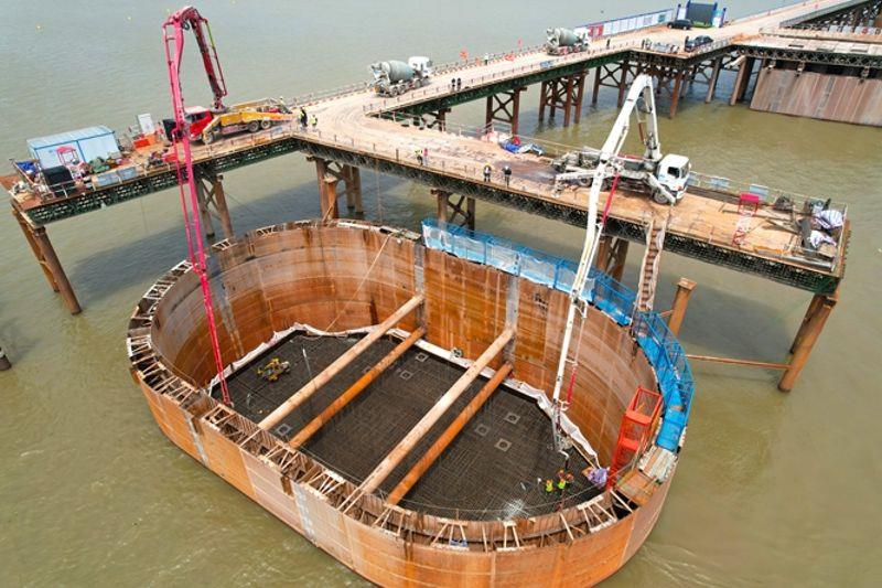 图为全线首个水中承台浇筑