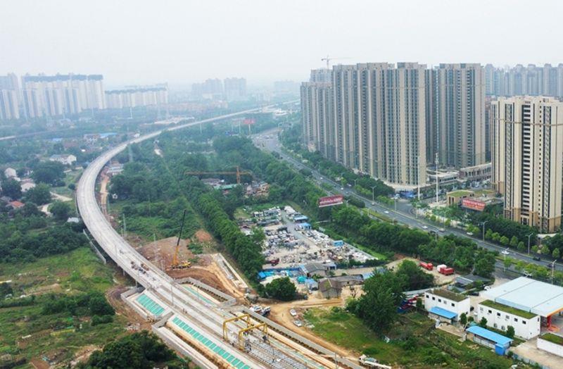 图为常德车站至沅江特大桥205号墩区段无砟轨道施工