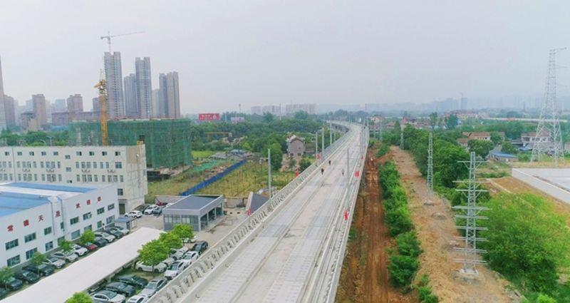 图为无砟轨道施工完成段