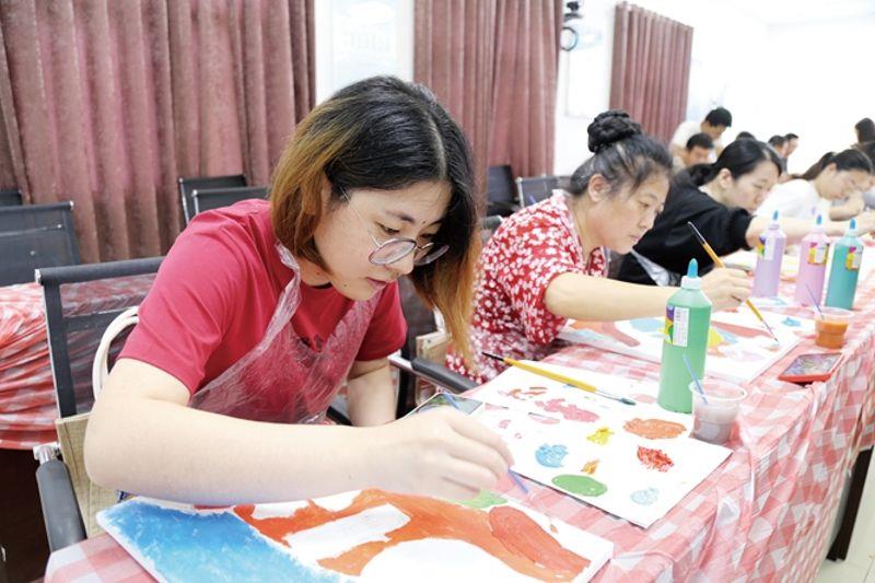 大桥   图一为团员青年画油画的情景。1