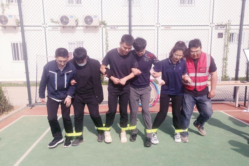 建工  六人绑腿跑