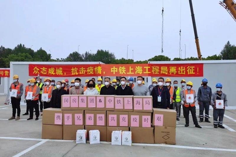 图为慰问一线施工人员