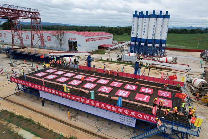 图为首孔箱梁开始浇筑