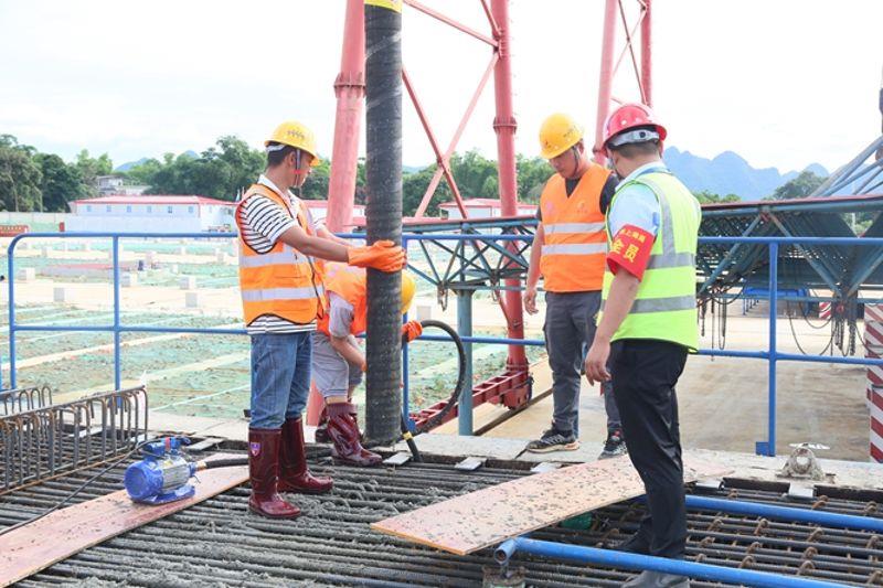 图为箱梁浇筑施工