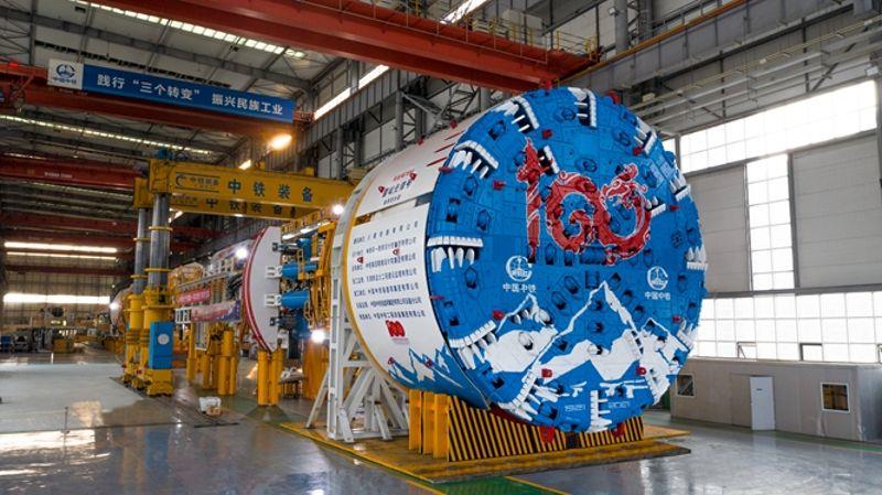 图为国产首台高原高寒大直径TBM“雪域先锋号”
