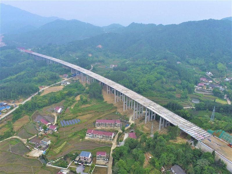 无岳高速桐岳段储湾大桥双幅贯通01  钱磊摄