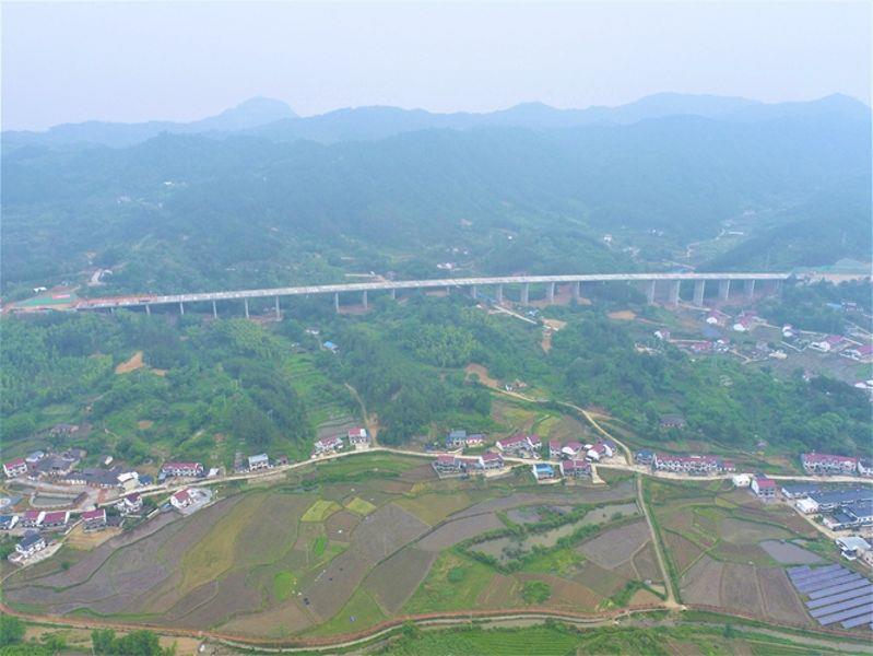 无岳高速桐岳段储湾大桥双幅贯通03  钱磊摄