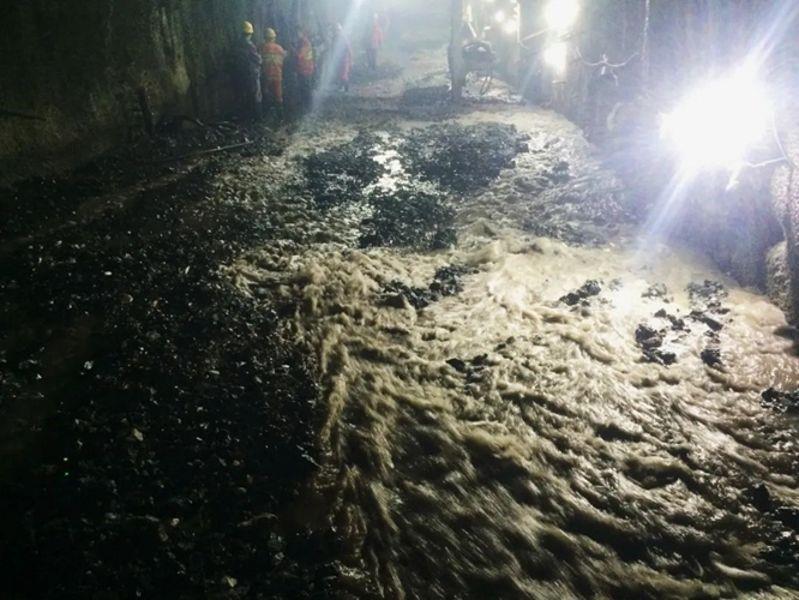 图为玉龙雪山隧道内发生突泥涌水险情