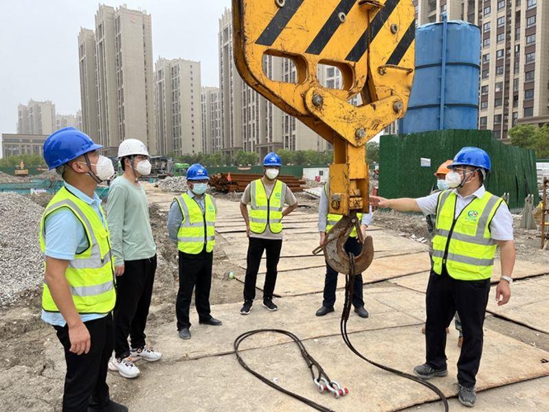 图为中铁上海局普陀区租赁住房项目复工前安全检查 图为中铁上海局普陀区租赁住房项目复工前安全检查