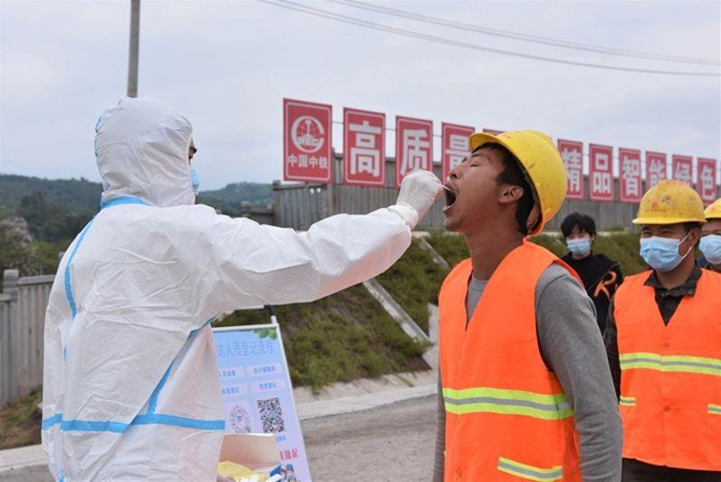 图为中铁三局疫情防控常态化核酸检测