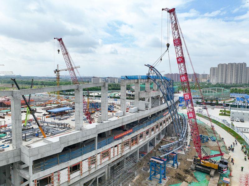 图为钢结构主桁架吊装