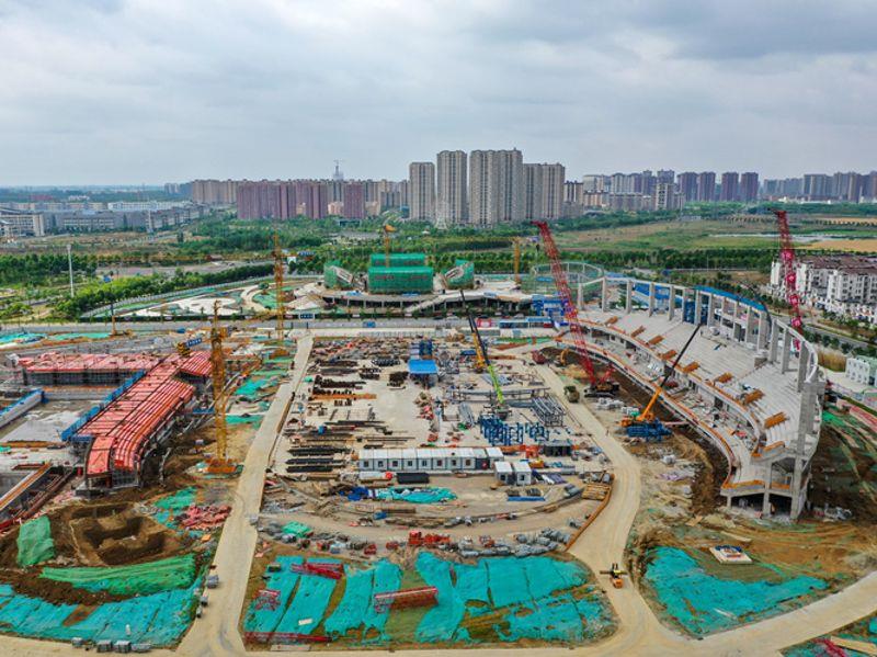 图为明光市体育中心体育场