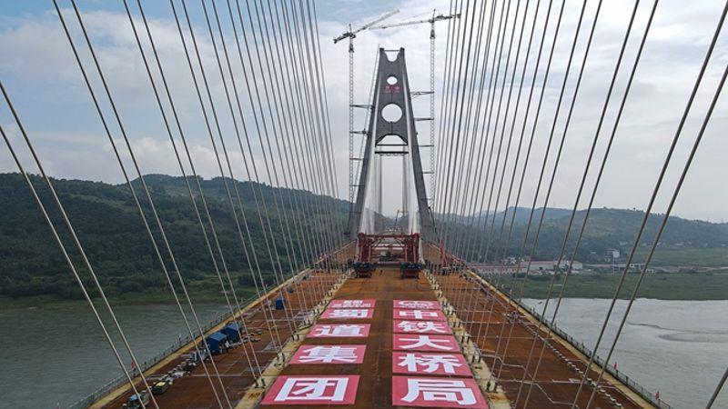 图为大桥桥面施工