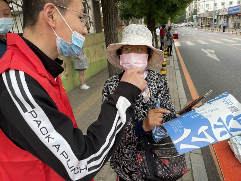 图为中铁七局二公司大连考点志愿者为家长服务