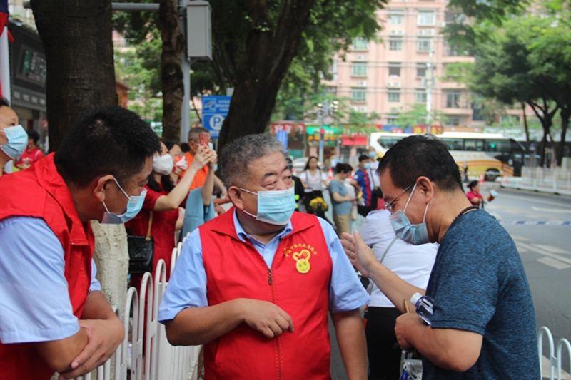 图为中铁三局广州地铁11号线项目志愿者为考生家长缓解焦虑心情