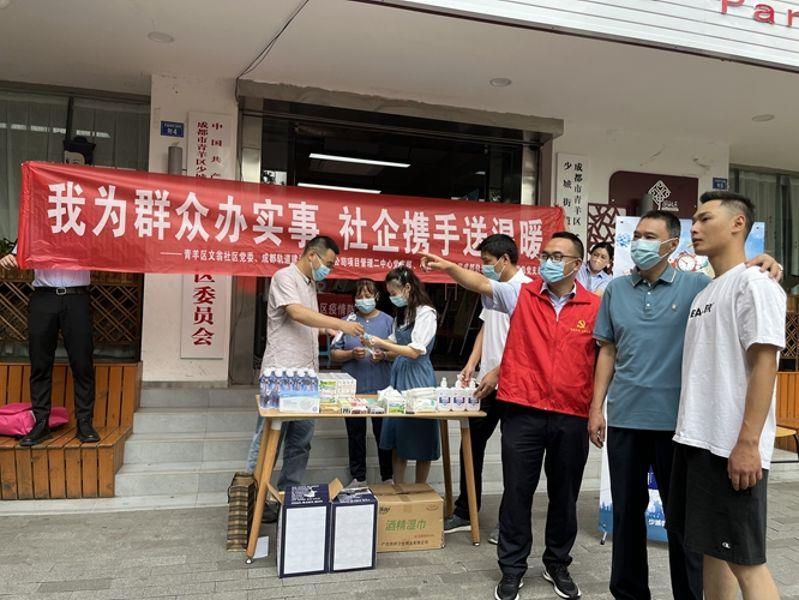 图为中铁二局成都地铁13号线项目志愿者为考生指路