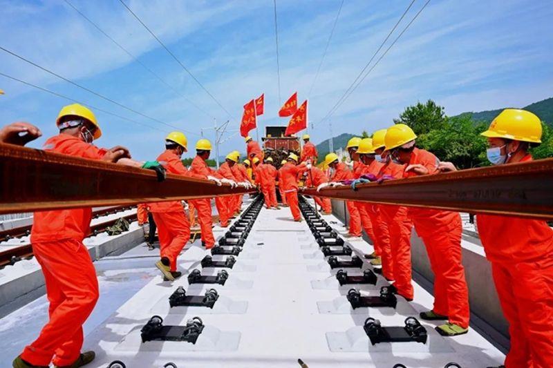 图为首对钢轨铺设