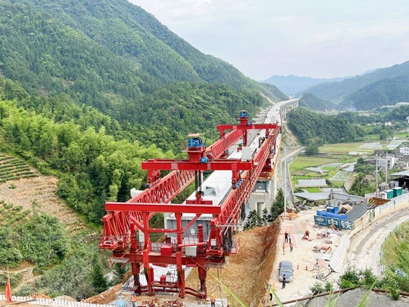 图为凤山水特大桥架梁