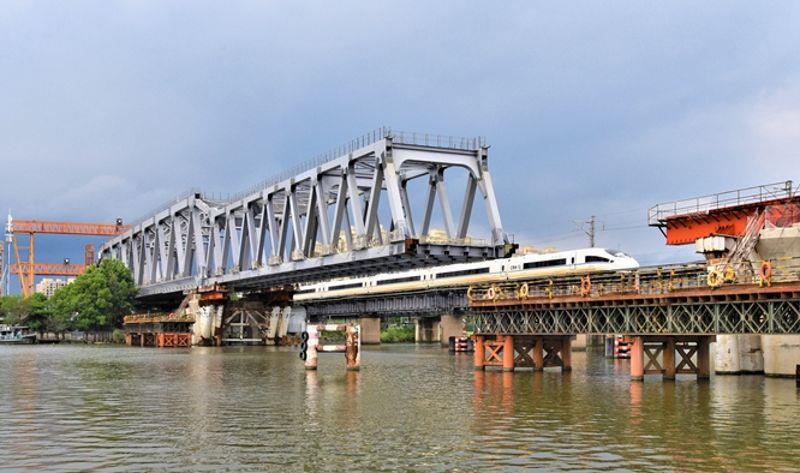 图为余姚江特大桥钢桁梁顶推施工