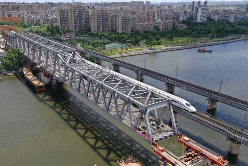 图为余姚江特大桥邻近杭深线